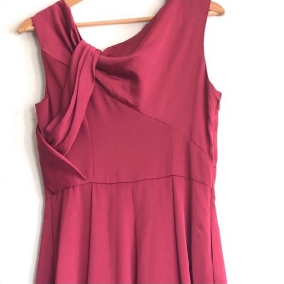 NEW Gal Meets Glam Noelle Twist Neck satin dress in Berry pink shade size 6 - Picture 8 of 10